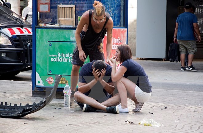 Ít nhất 13 người đã chết trong vụ xe tải lao lên vỉa hè ở Barcelona