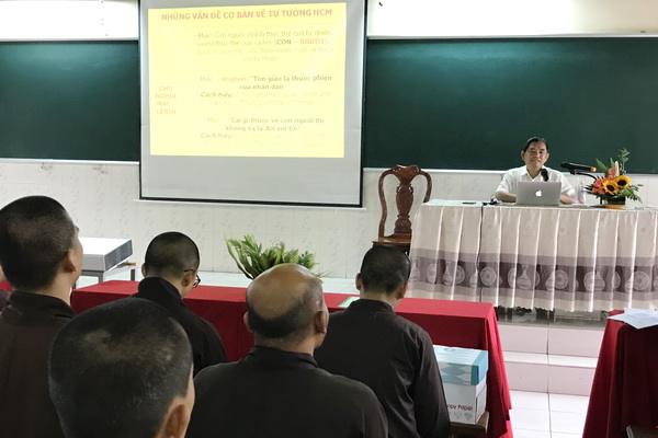 PGS.TS Huỳnh Văn Tới đang trình bày nội dung chuyên đề đến các tăng, ni sinh