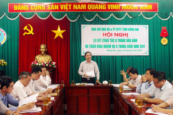 Phó chủ tịch UBND tỉnh Nguyễn Quốc Hùng chỉ đạo tại hội nghị.