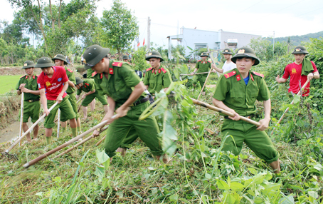 Giúp dân làm mương nội đồng ở huyện Tân Phú.