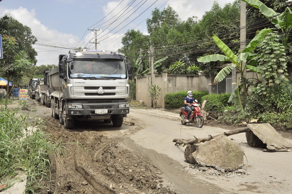 Đường sình lầy gây mất an toàn khiến người dân sống 2 bên đường Đinh Quang Ân dựng rào chắn, không cho xe ben lưu thông.