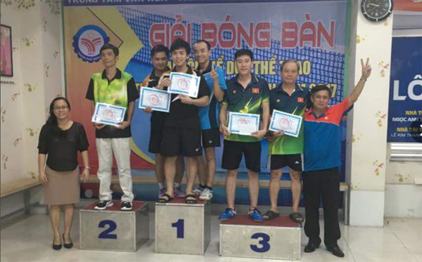 Ban tổ chức trao giải cho các VĐV đạt thứ hạng.