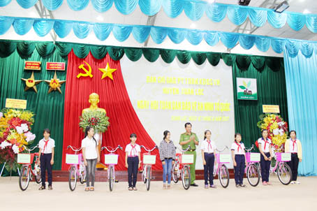 Lãnh đạo Công an huyện Xuân Lộc tặng xe đạp cho học sinh hiếu học. Ảnh: T. Tâm