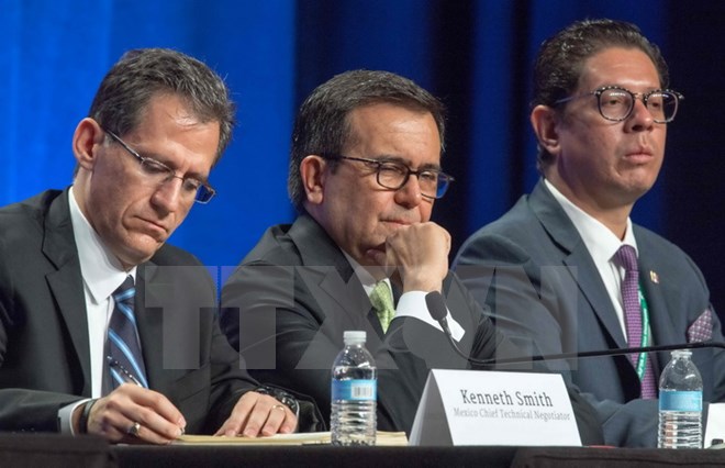 Trưởng đoàn đàm phán Mexico, Bộ trưởng Kinh tế Ildefonso Guajardo Villarreal (giữa) tại vòng tái đàm phán thứ nhất Hiệp định NAFTA ở Washington D.C. ngày 16/8. (Nguồn: AFP/TTXVN)