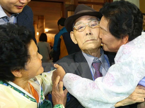 Buổi chia tay sau một cuộc đoàn tụ các gia đình bị ly tán trong cuộc Chiến tranh Triều Tiên (1950-1953). (Ảnh: Yonhap/TTXVN)