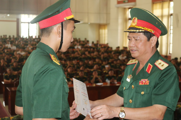 Hiệu trưởng nhà trường trao quân hàm sĩ quan, bằng tốt nghiệp ch hcj viên khóa 64 ĐHQS