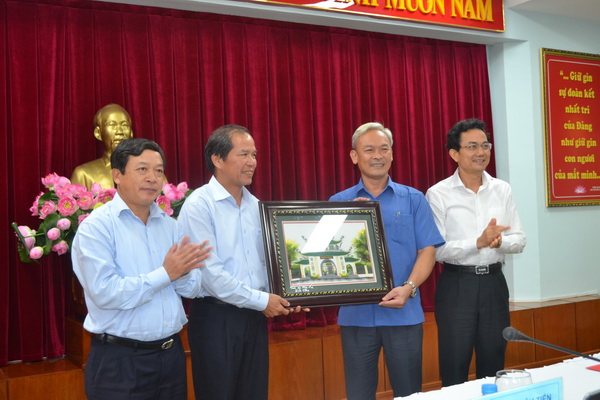 Đồng chí Bí thư Tỉnh ủy Nguyễn Phú Cường tặng quà cho lãnh đạo tỉnh Lâm Đồng
