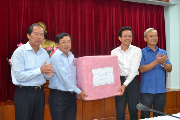 Bí thư Tỉnh ủy Lâm Đồng, tặng quà cho lãnh đạo tỉnh Đồng Nai