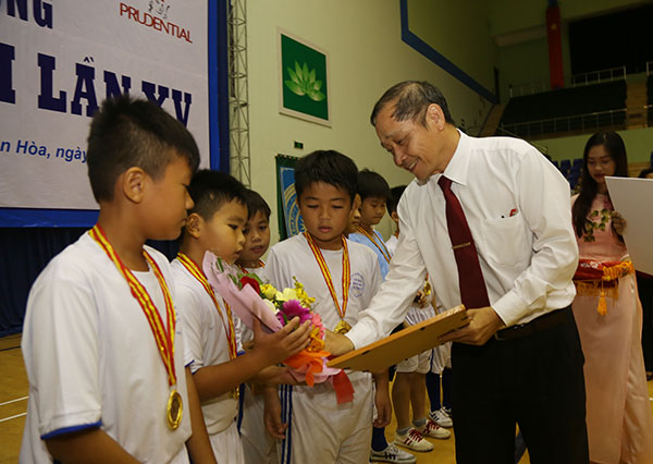 Tổng biên tập Báo Đồng Nai Trần Huy Thanh trao giấy khen và tặng hoa cho đội Biên Hòa