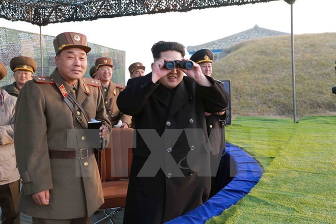 Nhà lãnh đạo Triều Tiên Kim Jong-un (giữa) thị sát cuộc tập trận của quân đội Triều Tiên tại một địa điểm bí mật trên lãnh thổ nước này. (Nguồn: EPA/TTXVN)