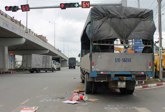  Hiện trường chiếc xe tải tông vào 2 xe máy đang dừng đèn đỏ ở ngã tư Amata (TP.Biên Hòa).