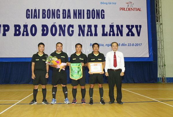 TBT Báo Đồng Nai Trần Huy Thanh trao giải cho Tổ trọng tài xuất sắc