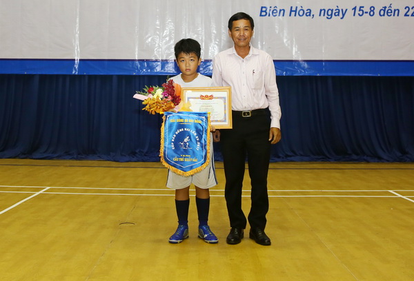 Phó TBT Báo Đồng Nai Đinh Kim Tuấn trao giải cầu thủ xuất sắc