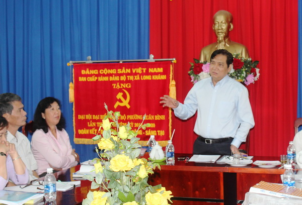 Phó chủ tịch HĐND tỉnh Nguyễn Sơn Hùng phát biểu tại buổi làm việc với HĐND phường Xuân Bình và xã Xuân Lập (TX. Long Khánh)
