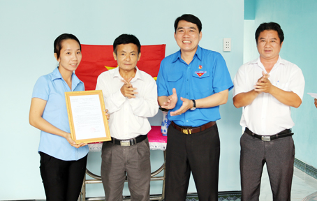 Đại diện Huyện đoàn và các đơn vị tài trợ trao quyết định tặng Nhà nhân ái cho gia đình chị Nguyễn Thị Thu Cúc (bìa trái) (Ảnh: Huyện đoàn Nhơn Trạch cung cấp).