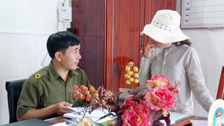 Ông Phan Thế Hưng tiếp người dân liên hệ giải quyết thủ tục hành chính tại trụ sở Công an xã.