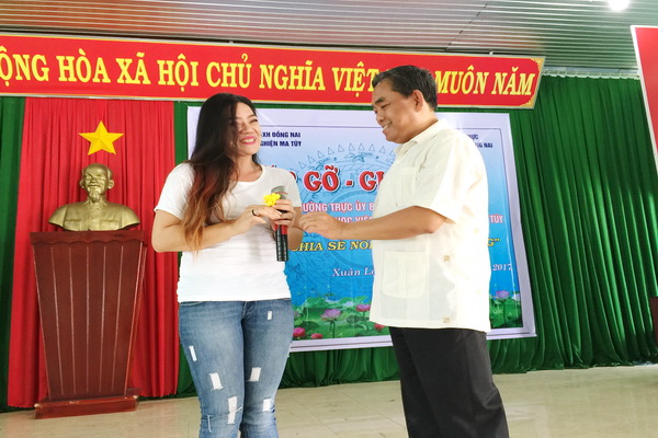 Chủ tịch Ủy ban MTTQ tỉnh Huỳnh Văn Tới giao lưu với học viên.