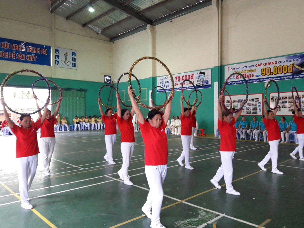 Các cụ bà trong phần thi thể dục dưỡng sinh