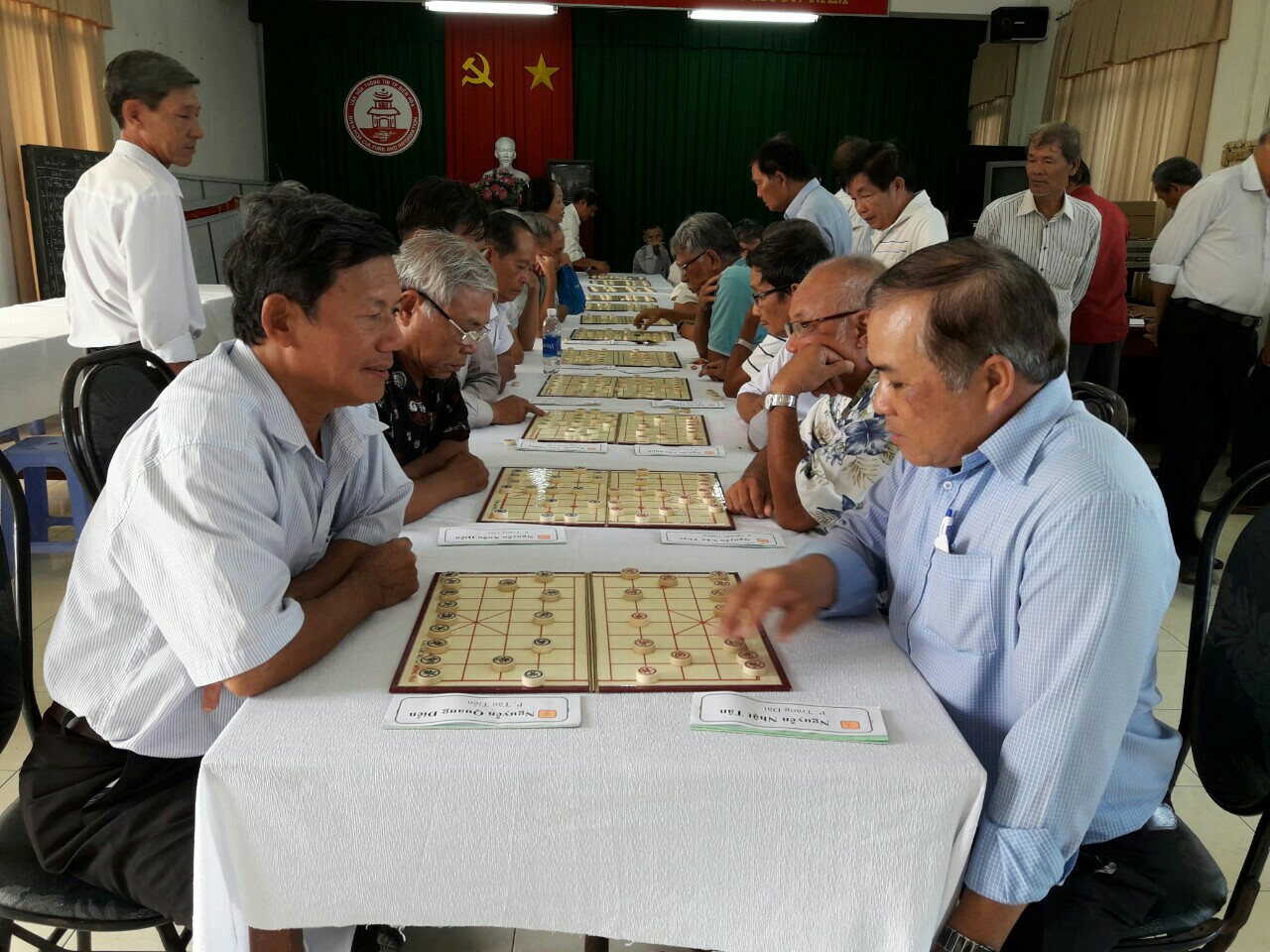 Các cụ ông thi đấu môn cờ tướng