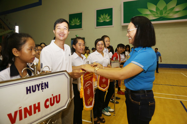 Phó giám đốc Sở Văn hóa, thể thao và du lịch Đặng Thanh Thủy tặng cờ lưu niệm cho các đoàn tham dự đại hội
