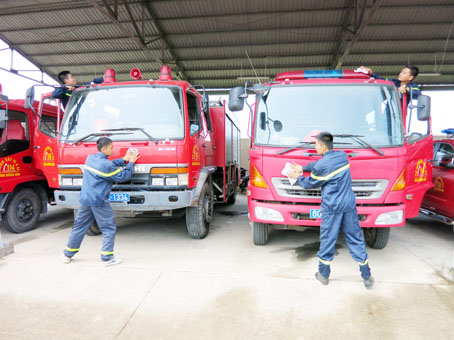 Chiến sĩ Phòng Cảnh sát phòng cháy, chữa cháy số 6 thường xuyên bảo quản phương tiện phục vụ cho công tác sẵn sàng chiến đấu.