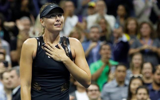 "Búp bê Nga" Sharapova rơi lệ sau khi đánh bại Simona Halep