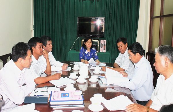 Đồng chí Lê Thị Cát Hoa (giữa), Phó trưởng ban Tuyên giáo Tỉnh ủy chủ trì họp với đại diện các cơ quan liên quan.