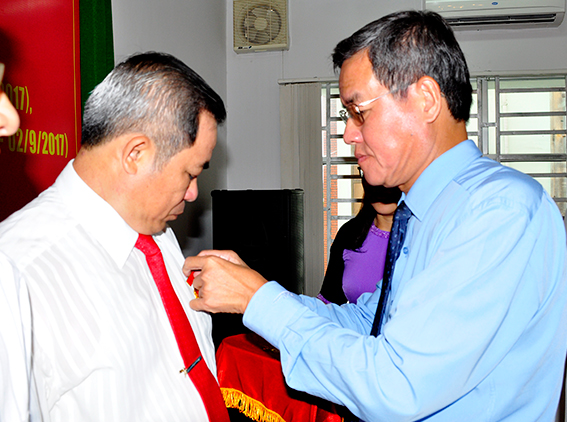 Phó bí thư Tỉnh ủy, Chủ tịch UBND tỉnh Đinh Quốc Thái găn Huy hiệu 30 năm Đảng cho đồng chí Huỳnh Văn Hồng.