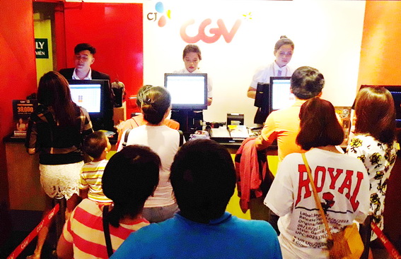 Người dân đến mua vé xem phim tại Cụm rạp CGV Biên Hòa trong dịp nghỉ lễ 2-9