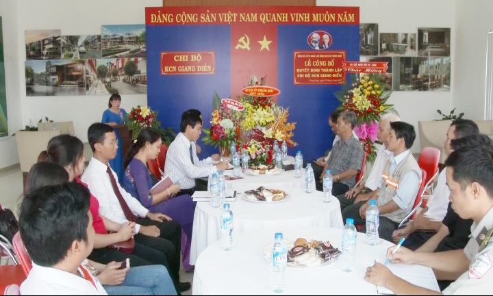 Quang cảnh lễ công bố quyết định thành lập Chi bộ KCN Giang Điền.