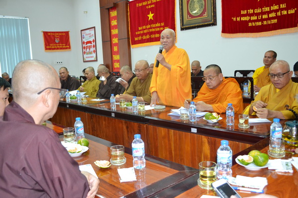 Chức sắc Phật giáo tỉnh, đề xuất một số ý kiến tại buổi họp mặt.