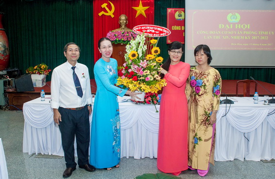 Phó bí thư Đảng ủy Văn phòng Tỉnh ủy Nguyễn Thị Thu Vân tặng hoa chúc mừng đại hội