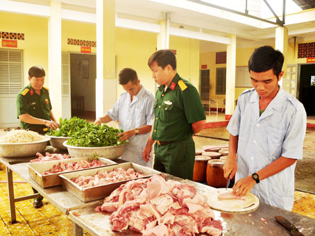 Thịt do Sư đoàn 309 tự tăng gia được dùng vào bếp ăn hàng ngày.
