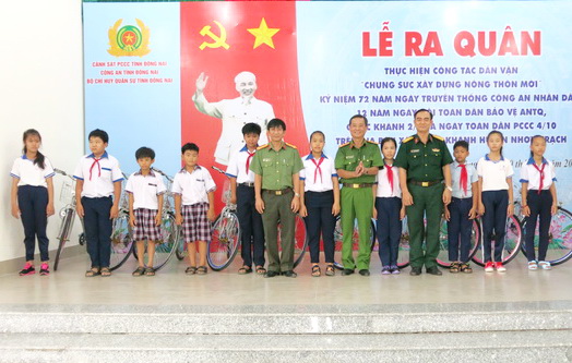 Lãnh đạo Công an tỉnh, Bộ Chỉ huy quân sự tỉnh và Cảnh sát Phòng cháy, chữa cháy tỉnh tặng xe đạp cho học sinh nghèo ở huyện Nhơn Trạch.