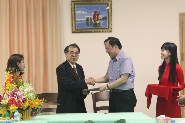 Tổng giám đốc Tập đoàn Shing Mark Chao Chung Lee (phải) ký kết bản hợp tác với lãnh đạo Bệnh viện Changhua Christian Đài Loan. Ảnh: Ngọc Thư.