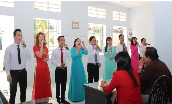 Các thành viên Đội Tuyên truyền lưu động Trung tâm Văn hóa tỉnh diễn báo cáo tiết mục tốp ca “Tiếng hát môi trường”. (ảnh: Tuyến Đỗ)