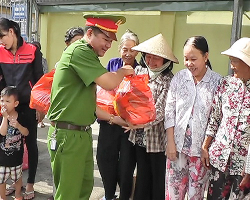 Trung tá Bùi Văn Giang-Trưởng công an phường Thống Nhất trao quà hộ nghèo