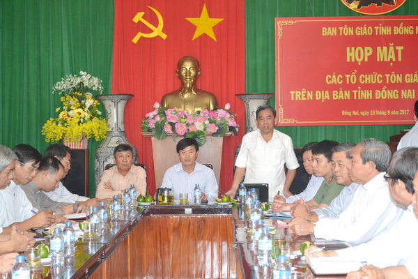 Đồng chí Huỳnh Văn Tới, Chủ tịch Ủy ban MTTQ tỉnh, trao đổi một số ý kiến của chức sắc Công giáo.