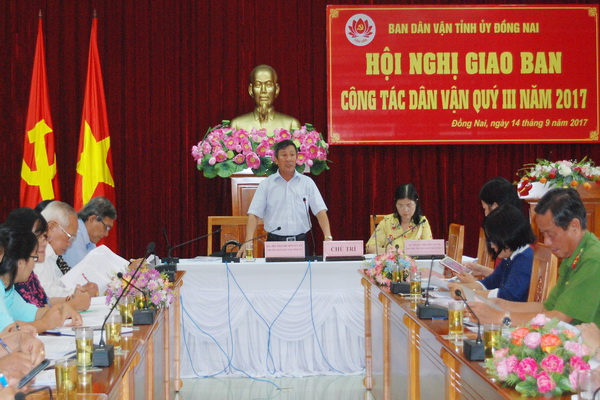 Đồng chí Trưởng ban Dân vận Tỉnh ủy Hồ Thanh Sơn, phát biểu tại buổi họp.