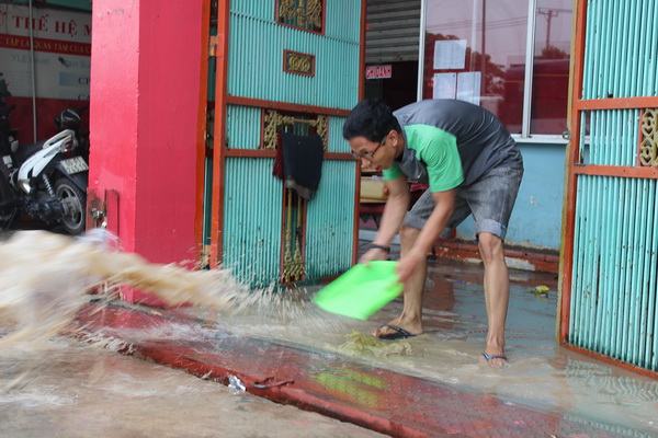 Sáng ra nhiều người dân ở KP.1, phường Long Bình Tân đã phải tát nước từ trong nhà ra. 