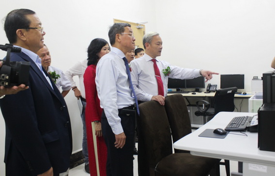 Đồng chí Nguyễn Phú Cường, Bí thư Tỉnh ủy (bìa phải) và Đinh Quốc Thái, Chủ tịch UBND tỉnh (thứ 2 từ phải qua) tham quan khu làm việc của Bệnh viện đại học y dược Shing Mark