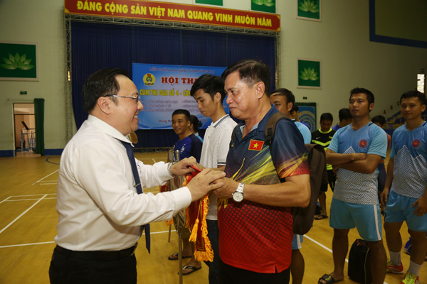 Phó giám đốc Sở Y tế Phan Huy Anh Vũ tặng cờ lưu niệm cho các đơn vị tham dự hội thao.