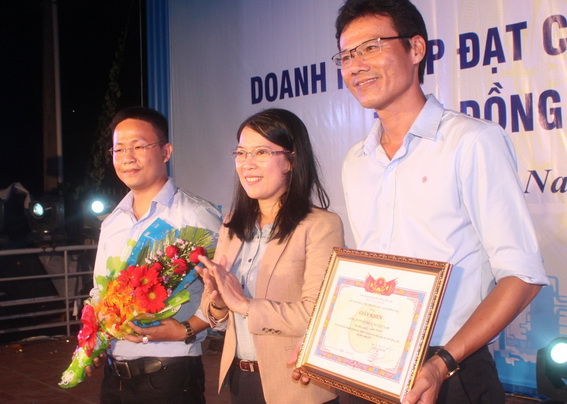 Phó chủ tịch thường trực Liên đoàn lao động tỉnh Nguyễn Thị Như Ý trao giải nhất toàn đoàn cho công ty TNHH Pousung Việt Nam.