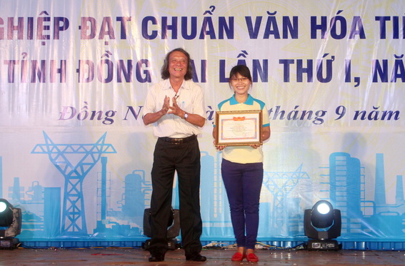 Nhạc sĩ Cao Hồng Sơn trao giải nhất phần thi Doanh nghiệp đoàn kết vui ca cho công ty Cổ phần Cảng Đồng Nai
