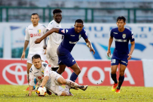 Trận đấu giữa B.Bình Dương (áo xanh) thắng Hà Nội 2-0.