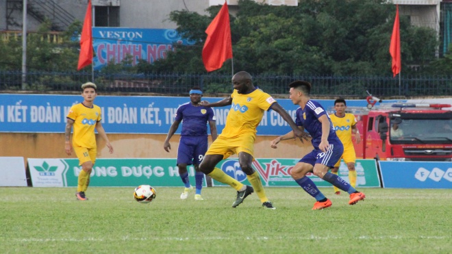 Thua ngược Quảng Nam 2-3, FLC Thanh Hoá (áo vàng) thua trận thứ hai liên tiếp