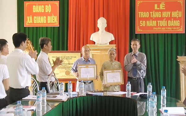 Trao tặng huy hiệu 50 tuổi Đảng cho 2 đồng chí Đồng chí Nguyễn Tiến Nam và Lê Thị Cúc
