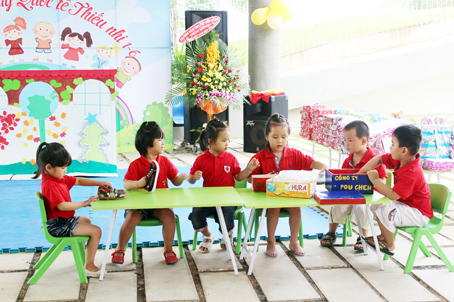 Con công nhân Công ty TNHH Pouchen Việt Nam được học tập trong ngôi trường do công ty đầu tư xây dựng - Trường mầm non Những Bông Hoa Nhỏ (xã Hóa An, TP.Biên Hòa).