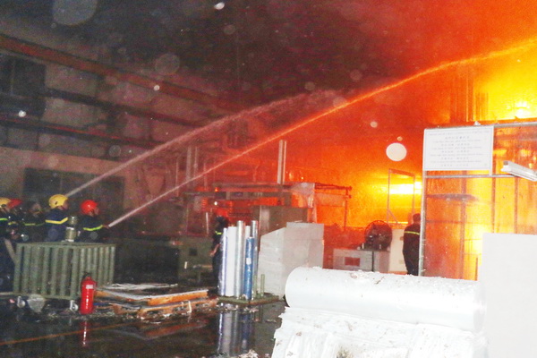 Cảnh sát phòng cháy chữa cháy dập lửa (ảnh: Tài Dũng)