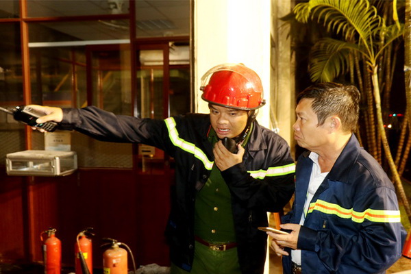 Đại tá Chu Văn Liên (phải), Phó giám đốc Cảnh sát Phòng cháy và chữa cháy tỉnh chỉ huy dập lửa (ảnh: Tài Dũng)